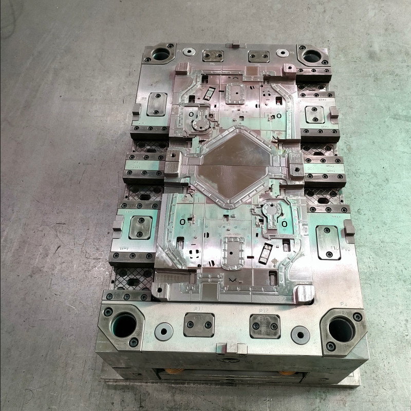 Полировка CNC пластиковых формованных деталей S136 стальной инжекционной компании